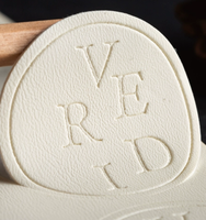 Rouleau d'étiquettes d'emballage avec logo personnalisé papier synthétique PVC vinyle imperméable en cuir autocollant adhésif