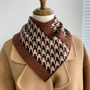 Écharpe triangulaire tricotée pour femme, écharpe carrée isolante thermiquement, style classique, couvre-cou chaud, accessoire de mode automne-hiver - Product Image 1