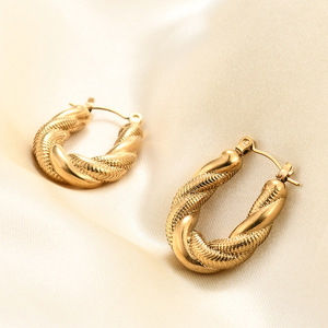 Boucles d'oreilles créoles 27MM en forme de U, chaîne serpent tressée double couche, en acier inoxydable plaqué or 14K, pour usage quotidien - Product Image 2