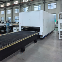 Machine de découpe laser à fibre à double table fermée avec rail de guidage HIWIN et source laser MAX RAYCUS pour la fabrication industrielle