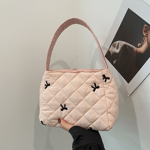 Korean Style Casual <b>Pillow</b> Handbag Unisex 2024 Winter Open Closure Pearl Decoration Trendy Bag Fashionable Casual - Product Image 6