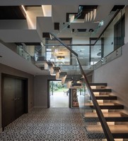 Moderne Innentreppe aus schwarzem Marmor mit strap azier fähigem, geradem Glas geländer aus Stahl für Villa oder Wohnung