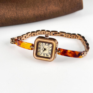 Reloj Retro de cuarzo cuadrado para mujer, reloj de pulsera Vintage con una sensación de gama alta, un reloj de moda para mujeres con temperamento - Product Image 1