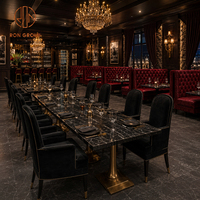 Ensemble de meubles de restaurant Ron Group Luxury : table carrée en marbre personnalisée, chaises en velours, banquette capitonnée confortable.
