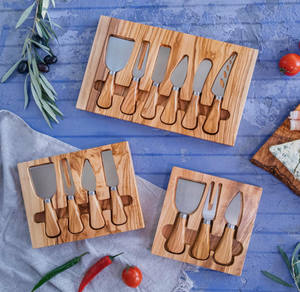 Elegante tavola di salumi in legno d'ulivo e tagliera di formaggi con coltelli - Product Image 6
