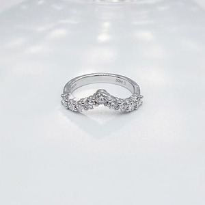 En Bague d'Honneur : Bague en Platine Pt950 Scintillante, Simple et Polyvalente, en Forme de V, avec Diamants de Laboratoire, pour Femme - Product Image 1