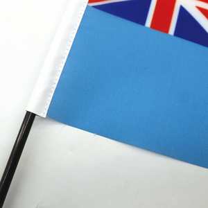 ธงฟิจิแบบใหม่ขายส่ง ขนาด 14x21 ซม. พร้อมฐานตั้งสำหรับตกแต่งโต๊ะทำงานหรือโต๊ะสำนักงาน - Product Image 2