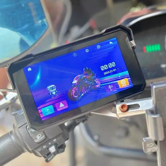 Good Price 5 Inch BT Waterproof IPX8 Carplay Screen for Electric Motorcycles with Optional  TPMS  for E-Bike Owners