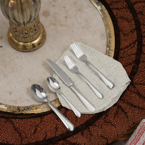 Set Classico di Posate in Acciaio Inossidabile: l'Estetica Pratica di un Servizio da Cinque Pezzi tra Coltelli, Forchette e Cucchiai - Product Image 6