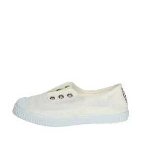 Cienta Girls Slip On <b>Canvas</b> <b>Shoes</b> <b>White</b> 70998 Trendy Flat Style - Product Image 1