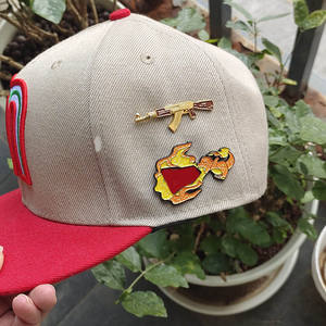 Kualitas tinggi kustom lucu kartun gaya Meksiko desain emas logam kerah pin topi dengan rantai - Product Image 6