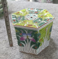 Mini pot hexagonal en céramique décorative Jingdezhen Art Déco, peint à la main, motif Bok Choy et papillon, avec couvercle