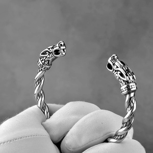 <span class=keywords><strong>Pulsera</strong></span> Vikinga Doble Cabeza Dragon Hombre Acero Titanio Nordico Vintage Abierto Brazalete Pulido Joyeria Al Por Mayor Regalo - Product Image 3