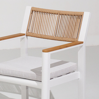 Ensemble de salle à manger d'extérieur en rotin léger et durable avec table et chaises - Design moderne pour hôtel, villa et jardin