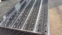 Table de soudage flexible de précision CNC - Plan de travail durable avec motif de trous de 28 mm pour la fabrication aérospatiale et industrielle