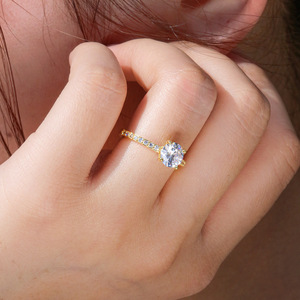 Anello con Cristallo Rotondo a Quattro Punte per Donne, Tono Dorato con Dettagli Pavé, Elegante Accessorio per Uso Quotidiano - Product Image 4