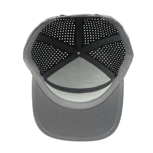 หมวกแก๊ปทรงทรัคเกอร์ 6 แผง คุณภาพสูง แบบกำหนดเอง พร้อมแผ่นยาง PVC ตัดด้วยเลเซอร์ รูระบายอากาศ โพลีเอสเตอร์ - Product Image 6