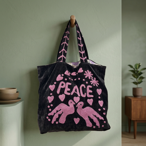 กระเป๋าโท้ทกำมะหยี่สีดำสั่งทำขายส่ง พร้อมลายปักอักษร PEACE สีชมพู รูปหัวนกพิราบ หัวใจ และลายดอกไม้สุดเก๋ - Product Image 6