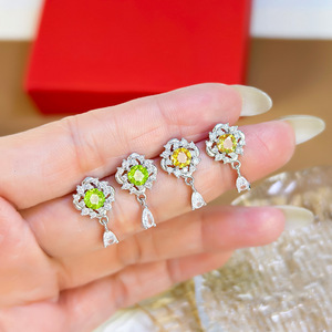 Pendientes de Plata de Ley 925 con 9 Piedras Naturales Finas de 5mm, Corte Redondo, Diseño de Trébol de Cuatro Hojas, Cristal de Granate, Venta al Por Mayor - Product Image 3