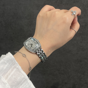Montre CILOA en forme de tonneau de vin argenté pour femmes, élégante et de haute qualité, personnalisable, montre à quartz pour le travail des femmes - Product Image 5