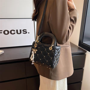 Bolso de Mensajero de PU con Bordado Geométrico de Diamantes para Mujer, de Lujo, con una Sola Correa, Nuevo y Moderno, con Colgante de Perlas, para Fiesta - Product Image 4