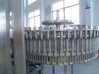 Machine de remplissage automatique de jus 4000BPH 6000BPH pour ligne de production de jus de fruits en bouteille PET de 500 ml