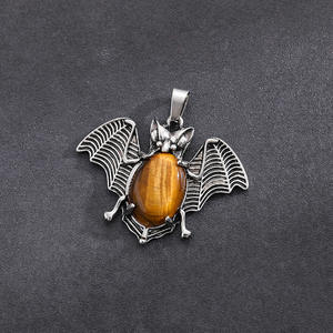 Collier à colonne hexagonale à pointe unique Halloween pour enfants avec pendentif en quartz rose améthyste naturelle et pendentif chauve-souris - Product Image 4