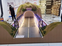 Arquitectura 3D para exposición Modelo a escala de puente con luz y modelo a escala de montaña