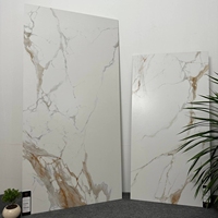 Dalles de porcelaine effet pierre blanches et dorées 600x1200mm, grand format, pour sol et mur, aspect sans joint, idéales pour villas, appartements et salons.