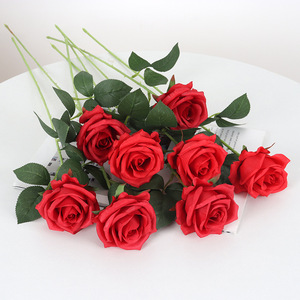 Rose artificielle Jessie à tige unique rouge pour la Saint-Valentin, les mariages et la décoration intérieure - Product Image 3