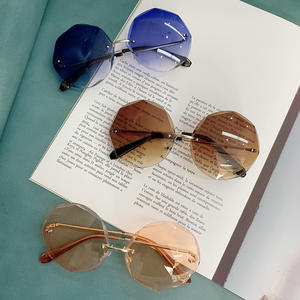 Gafas de Sol Octogonales Irregulares Qianai, Protección UV400, Lentes Tipo 3 AC, Montura Plateada, Diseño Moderno Unisex - Product Image 1