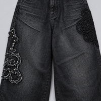 Jean en denim noir délavé sur mesure pour homme, coupe extra large, avec broderie en cordon ton sur ton et applique cloutée