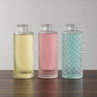 Bouteilles diffuseurs à roseaux en verre transparent gaufré multi-tailles en gros avec logo personnalisé sérigraphié et estampé à chaud pour la décoration intérieure
