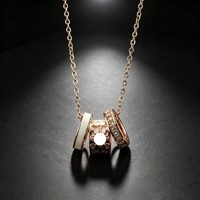 Collier de perles porte-bonheur à trois anneaux Kuos Classic haut de gamme pour femme, avec pendentif C en forme de visage souriant entièrement incrusté de zircons et motif CoA, motif bambou
