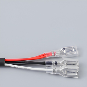 Faisceau de câbles personnalisé rouge, noir et blanc avec connecteur en plastique blanc et bornes de déconnexion rapide transparentes pour carte de commande - Product Image 6