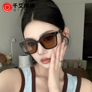 Gafas de Sol de Alta Gama con Montura Grande Negra, Protección UV400 para Hombres con Rostros Cuadrados y Redondos, Montura Elegante de PC, Lentes AC con Remaches de Puntos - Product Image 2