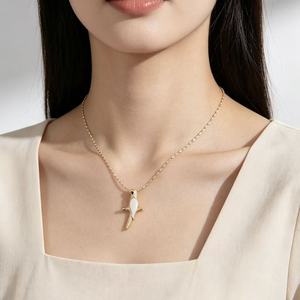 Collar con colgante de perlas chapado en oro de 18 quilates para mujer, con dijes de cangrejo, loro, flor de margarita esmaltada y medalla, venta al por mayor - Product Image 4