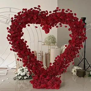 Proposition de fiançailles décoration Roses rouges centres de table en forme de coeur arc de fleurs pour décor de mariage différents types à personnaliser