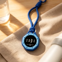 Montre de sport LED légère et respirante en gros avec bracelet en tissu tressé et boîtier rond de 46 mm pour un usage unisexe, du poignet à la montre.