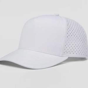 Vente en gros de chapeaux de golf à 5 panneaux personnalisés Gorras Sports de performance Trou découpé au laser Toile résistante imperméable Sport Hip Hop - Product Image 3