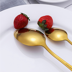 Cuillères en or de luxe à bas prix <span class=keywords><strong>couverts</strong></span> modernes fourchettes couteaux ensemble en acier inoxydable ensembles de <span class=keywords><strong>couverts</strong></span> uniques et durables <span class=keywords><strong>18</strong></span> <span class=keywords><strong>10</strong></span> pour hôtel - Product Image 4