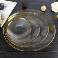 Assiettes de présentation de mariage modernes et élégantes en verre dépoli avec bordure métallique texturée martelée et rebord doré, transparentes, écologiques et personnalisables
