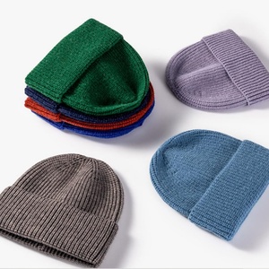 Vente en gros de bonnets tricotés écologiques et durables en polyester recyclé, plastique PET, RPET, acrylique, avec bord côtelé - Product Image 3