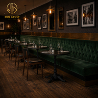 Meubles de restaurant Ron Group, banquette capitonnée en velours, chaise en cuir avec structure en bois, table ronde pour café
