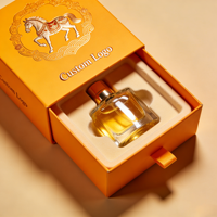 Boîte rigide en carton pour parfum avec poignée à languette, logo personnalisé, insert en mousse et dorure à chaud pour l'expédition de parfums en gros pour petites entreprises
