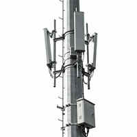 Poteau de télécommunication avec transmission d'énergie et câble à fibres optiques