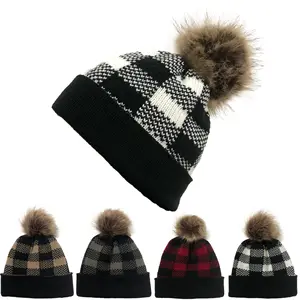 amazon bere şapka bayanlar Suppliers-2021 Amazon sıcak satış kırmızı siyah ekose akrilik bere örme şapka bayanlar noel Buffalo ekose sıcak yün kış şapka