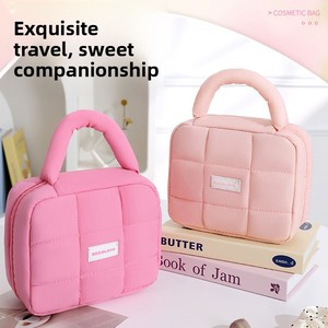 <span class=keywords><strong>Borsa</strong></span> per il Trucco Trapuntata con Logo Personalizzato e Manico, <span class=keywords><strong>Organizer</strong></span> Cosmetico da Viaggio Portatile per Donne con Tasca Interna Trasparente - Product Image 2