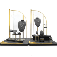 Présentoir de Luxe Personnalisable en Microfibre pour Bijoux, Colliers, Boucles d'Oreilles – Accessoires de Présentation pour Magasin avec Support