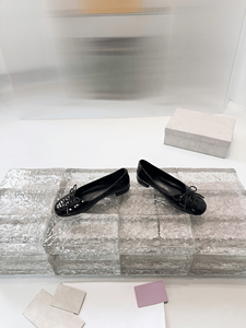 Zapatos Jimmy de Tacón Bajo para Mujer, de Alta Calidad, en Charol Brillante, con Lazos Decorativos - Product Image 2